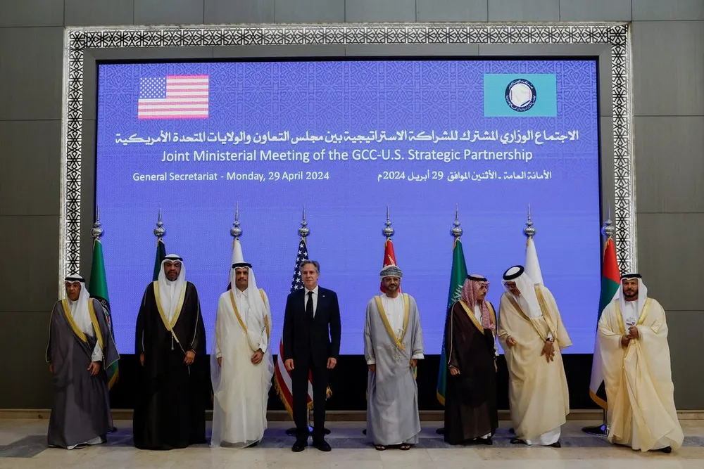 Ngoại trưởng Qatar Sheikh Mohammed bin Abdulrahman Al Thani (thứ 3, từ trái) trong hội nghị giữa Hội đồng Hợp tác vùng Vịnh với Mỹ về vấn đề Palestine hồi tháng 4. Ảnh: REUTERS Qatar - nổ lực trung gian hoà giải Israel-Hamas.jpg