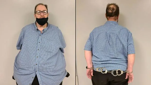 Hung thủ Clayton Foreman bị còng bằng chiếc còng số 8 thu được tại hiện trường.jpg