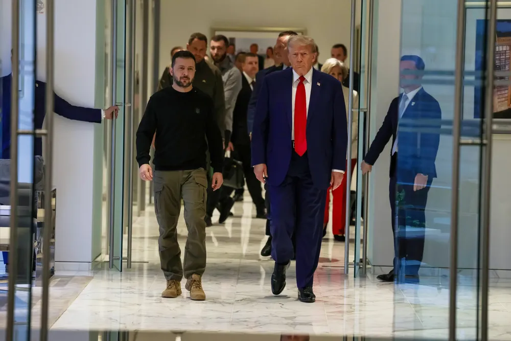 Tổng thống Ukraine Volodymyr Zelensky (trái) và ông Donald Trump, khi đó là ứng viên tổng thống Mỹ của đảng Cộng hoà (phải), gặp nhau ở TP New York (Mỹ) hồi cuối tháng 9. ẢNh: GETTY IMAGES Zelensky_Trump sẽ giúp chiến sự ở Ukraine kết thúc nhanh hơn.jpg