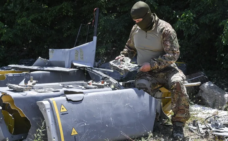 Quân đội Nga nghiên cứu mảnh vỡ tên lửa Storm Shadow được sử dụng trên chiến trường Ukraine hồi tháng 6. Ảnh: RIA NOVOSTI Nga nghiên cứu tên lửa Storm Shadow.jpg