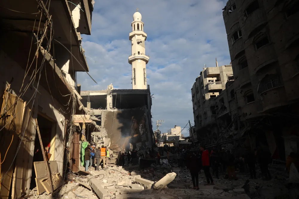 Thiệt hại tại trại Nuseirat (miền trung Dải Gaza) sau các đợt không kích của Israel (ảnh chụp ngày 27-11). Ảnh: AFP Hamas nói sẵn sàng đạt thoả thuận ngừng bắn với Israel.jpg