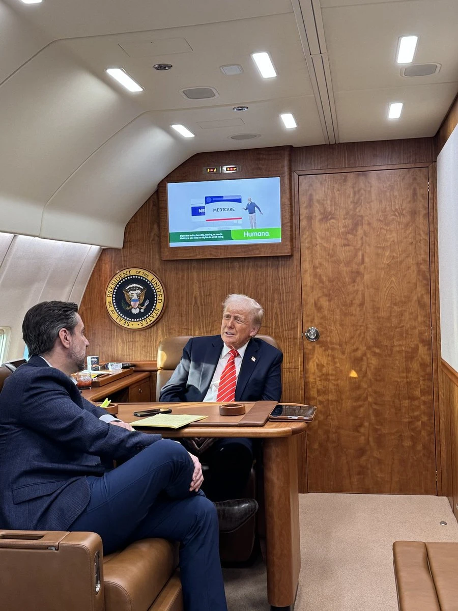 Tổng thống Mỹ Donald Trump (người ngồi hướng ra ngoài) trả lời phỏng vấn với người dẫn chương trình radio Clay Travis trên chuyến bay bằng Không Lực Một tối 21, sáng 22-3. Ảnh: OUTKICK Tổng thống Trump chia sẻ nghi ngờ về vụ ám sát Tổng thống Kennedy.jpg