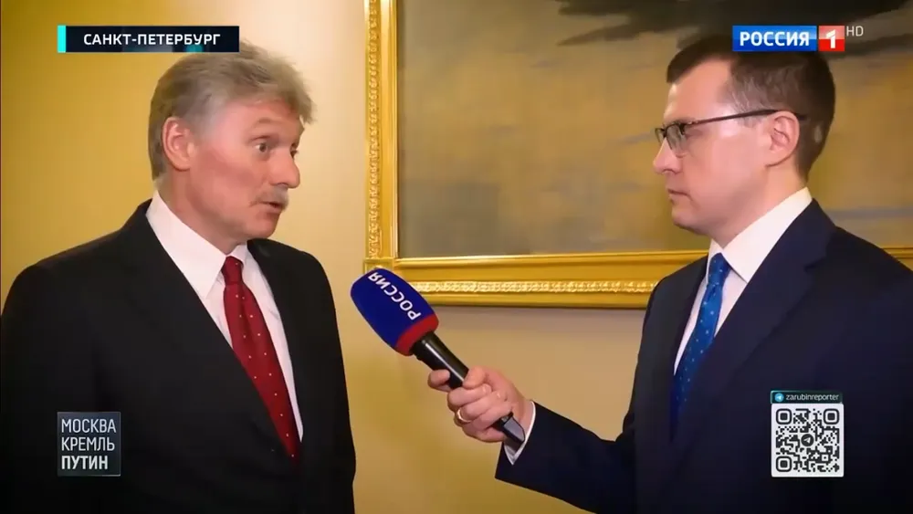 Người phát ngôn Điện Kremlin Dmitry Peskov (trái) trả lời phỏng vấn với nhà báo Pavel Zarubin hôm 13-4. Ảnh chụp màn hình: ROSSIYA 1 Điện Kremlin đánh giá tiến triển quan hệ Nga-Mỹ.png