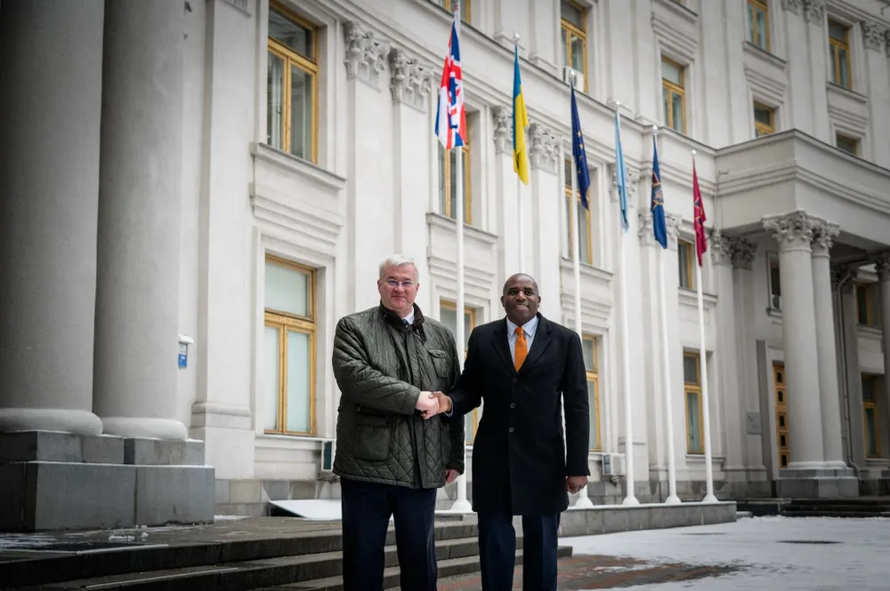 Ngoại trưởng Ukraine Andrii Sybiha (trái) tiếp Ngoại trưởng Anh David Lammy ở Kiev hồi tháng 2. Ảnh: X Hoãn đàm phán hoà bình cho Ukraine ở cấp ngoại trưởng.jpg