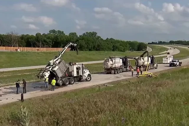 Lực lượng chức năng tại Alvord (Texas, Mỹ) nỗ lực thu gom 8 triệu đồng xu 10 cent sau vụ lật xe đầu kéo hôm 29-4. Ảnh: NBC 5 DFW 14 giờ thu gom 800.000 USD tiền xu rơi ra đường do lật xe đầu kéo_7.jpg