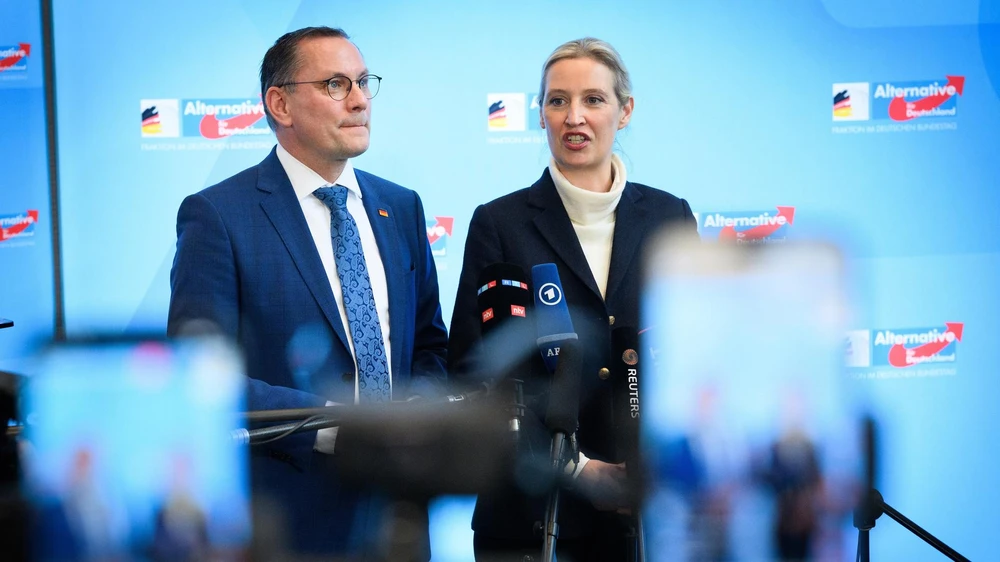 Hai đồng chủ tịch của AfD là bà Alice Weidel (phải) và ông Tino Chrupalla (trái) đã chỉ trích quyết định của BfV liệt AfD vào danh sách tổ chức cực đoan cánh hữu. Ảnh: DPA Mỹ, Đức đấu khẩu sau khi AfD bị coi là tổ chức cực đoan cánh hữu.jpg