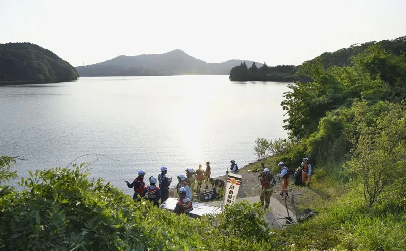 Máy bay huấn luyện rơi xuống hồ Iruka (Nhật)_cứu hộ.jpg