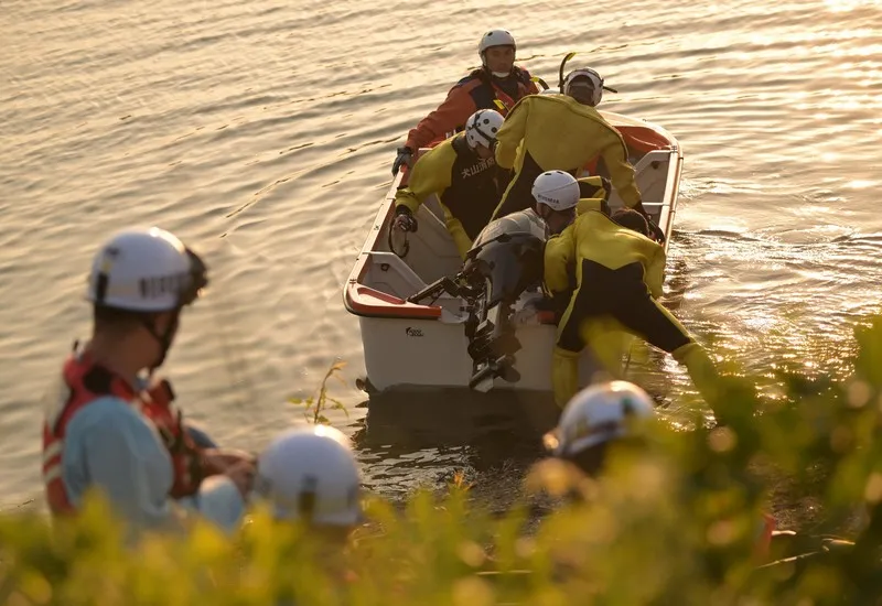 Máy bay huấn luyện rơi xuống hồ Iruka (Nhật)_cứu_hộ.jpg