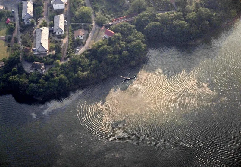 Máy bay huấn luyện rơi xuống hồ Iruka (Nhật)_trực thăng cứu hộ.jpg