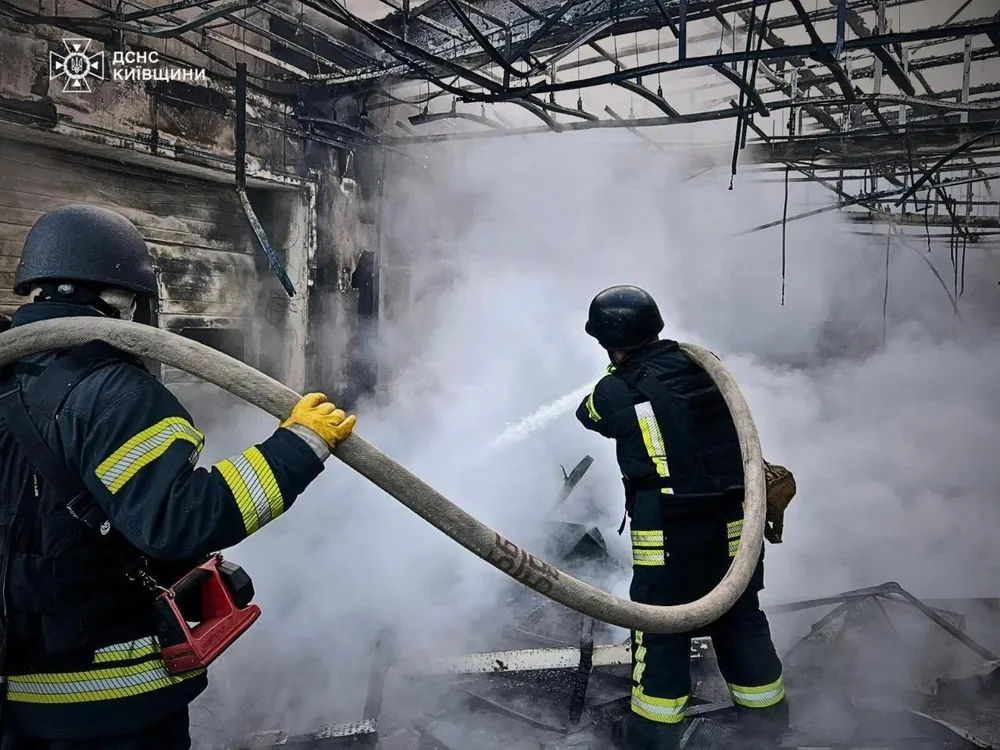 Lực lượng ứng phó khẩn cấp (DSNS) tại tỉnh Kiev (Ukraine) xử lý đám cháy do hậu quả của đợt tấn công UAV của Nga đêm 17-5, rạng sáng 18-5. Ảnh: DSNS Ukraine báo cáo đợt tấn công UAV kỷ lục từ Nga.jpg