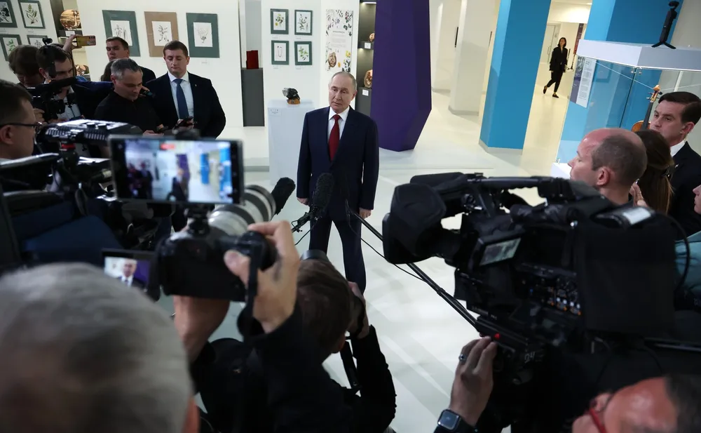 Tổng thống Nga Vladimir Putin trả lời báo giới tại TP Sochi sau cuộc điện đàm với Tổng thống Mỹ Donald Trump tối 19-5. Ảnh: BỘ NGOẠI GIAO NGA Ông Putin nói về điện đàm với ông Trump, triển vọng thoả thuận hoà bình với Ukraine.jpg