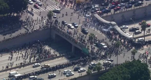 Biểu tình ở Los Angeles phản đối truy quét người nhập cư 0806.jpg