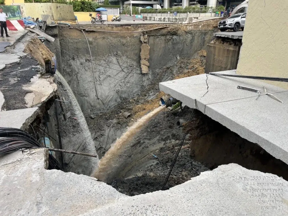 Hố sụt trước cửa bệnh viện Vajira, Bangkok_1.jpg