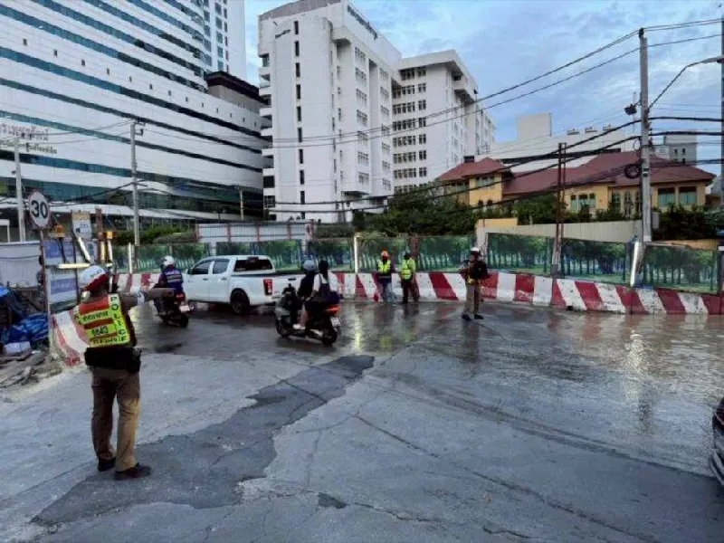 Hố sụt trước cửa bệnh viện Vajira, Bangkok.png