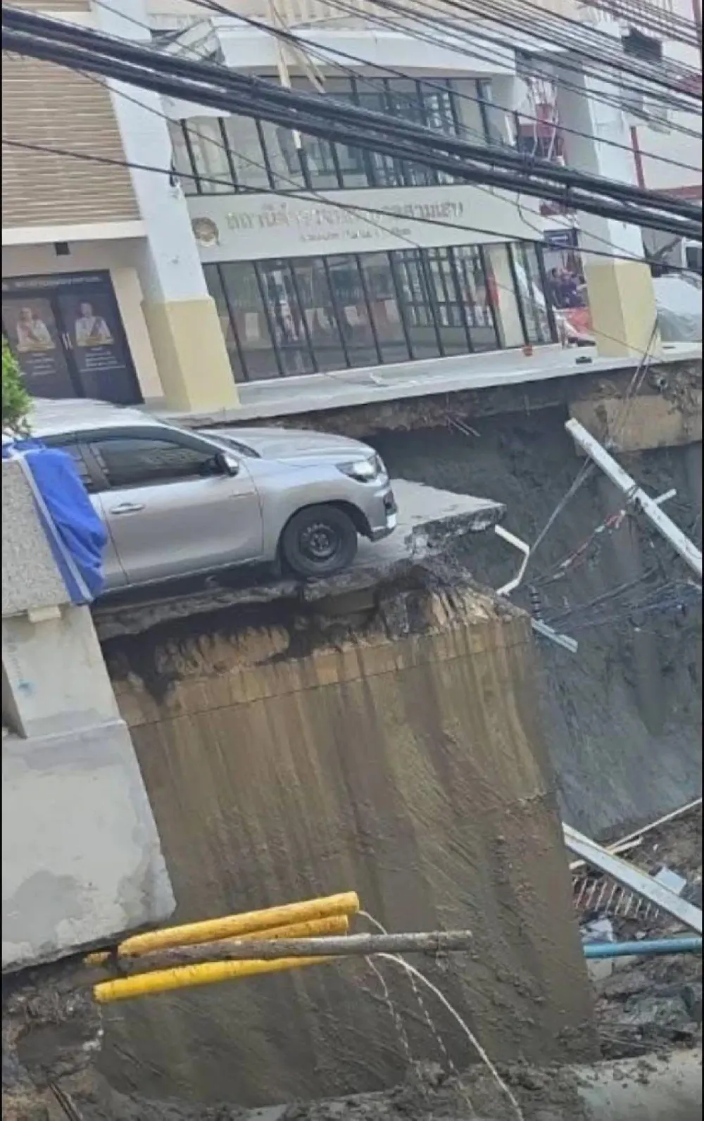 Hố sụt trước cửa bệnh viện Vajira, Bangkok_3.jpg