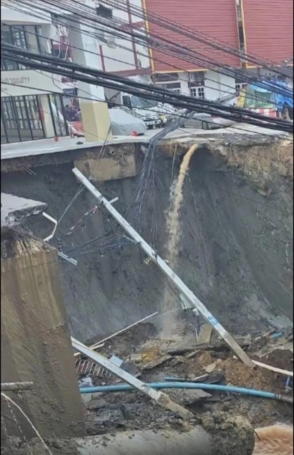 Hố sụt trước cửa bệnh viện Vajira, Bangkok_4.jpg