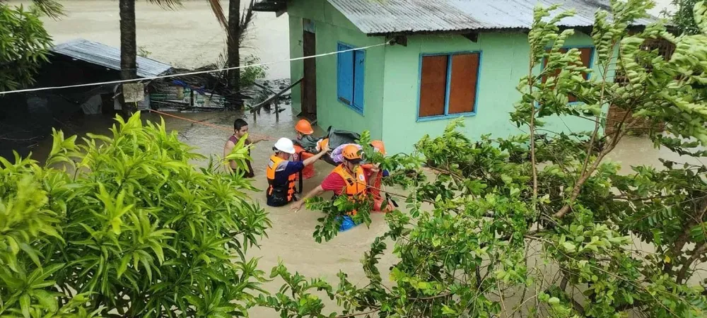 Cứu hộ người dân bị mắc kẹt sau khi bão Bualoi đổ bộ.jpg