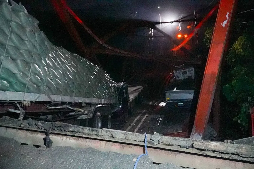 cầu sập vì ít nhất 3 xe chở quá tải đi qua cùng lúc.jpg