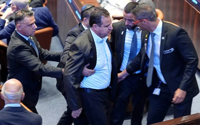 Nghị sĩ quốc hội Israel bị đưa ra khỏi hội trường vì làm ngắt quãng bài phát biểu của Tổng thống Trump.jpg