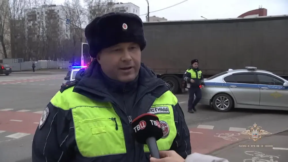 0812 Thượng uý Pavel Smetanin_Tài xế đột tử, xe container tiếp tục 'trôi' ngược chiều giữa giao lộ.jpg