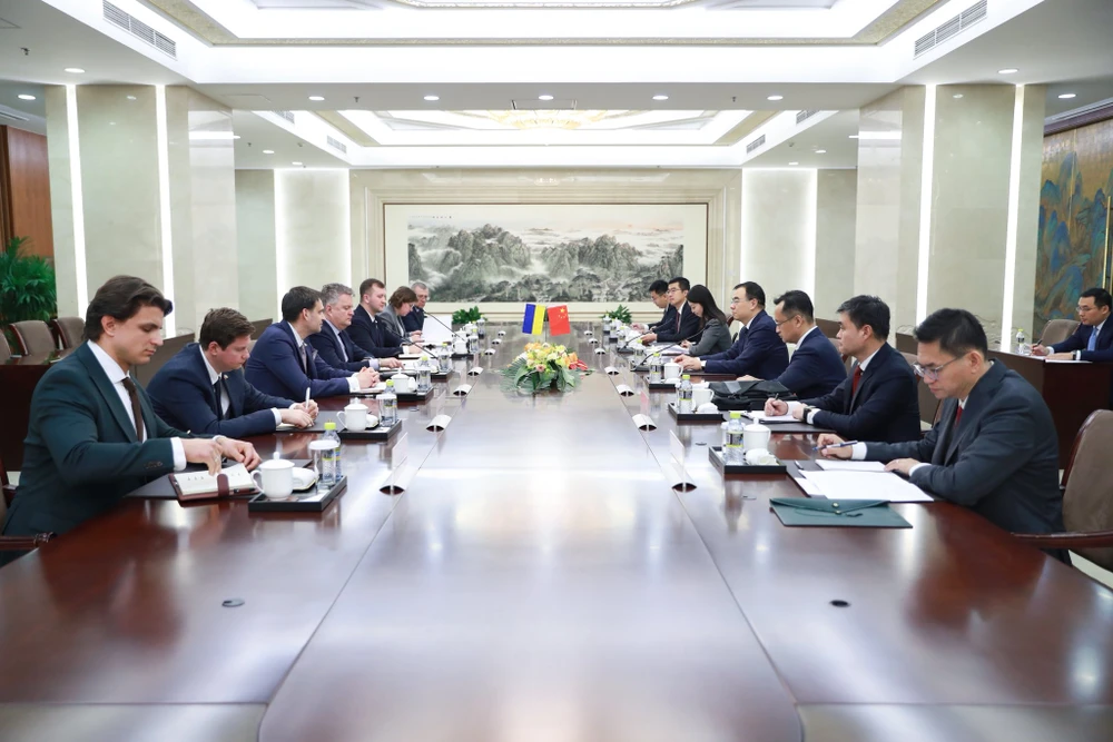 1912 Thứ trưởng Ngoại giao Ukraine tới Bắc Kinh, gặp giới chức Trung Quốc và Đại sứ Mỹ_3.jpg