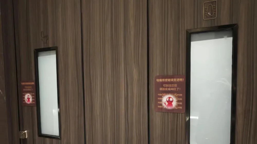 2512 Tranh cãi chuyện cửa kính nhà vệ sinh nam tự chuyển trong suốt nếu người dùng hút thuốc lá.jpg