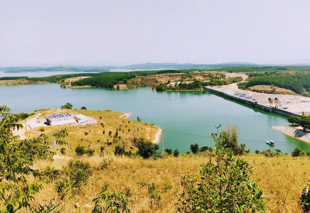 Công trình cấp nước sinh hoạt cho hàng nghìn hộ dân ở huyện Sa Thầy liên tục chậm tiến độ. Ảnh: CD.