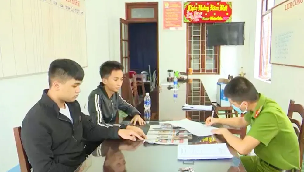 Hai thanh niên Hoàng và Mạnh bị mời lên trụ sở công an làm việc. Ảnh: BB. Hai thanh niên Hoàng và Mạnh bị mời lên trụ sở công an làm việc. Ảnh: BB.