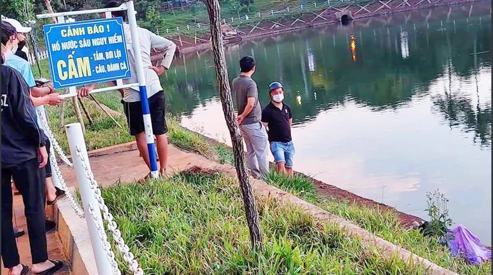 Đi bắt ốc, người đàn ông trượt ngã tử vong. Ảnh: Người dân chụp.