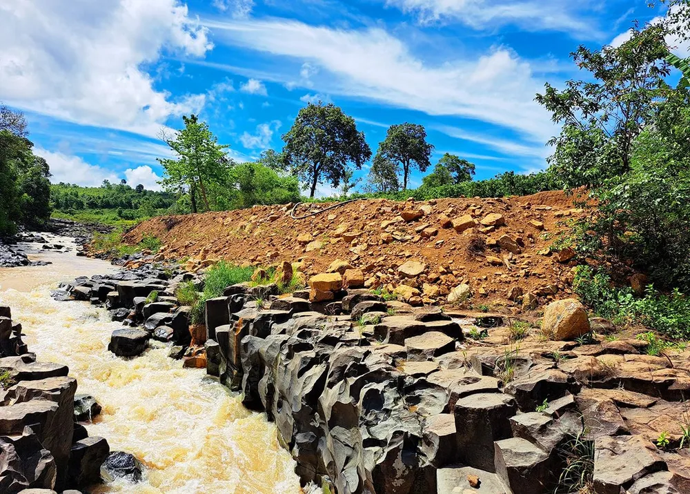 Bãi đá cổ thị trấn Ia Ly bị người dân đào bới đất, xâm lấn gây mất mỹ quan. Ảnh: CD.