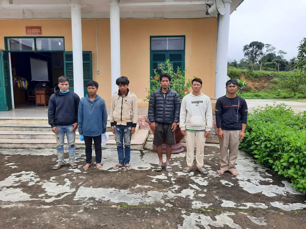 Sáu người vượt biên trái phép bị bắt giữ. Ảnh: HL.