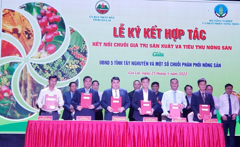 Năm tỉnh Tây Nguyên ký kết hợp tác phân phối sản phẩm. Ảnh: LK Năm tỉnh Tây Nguyên ký kết hợp tác phân phối sản phẩm. Ảnh: LK
