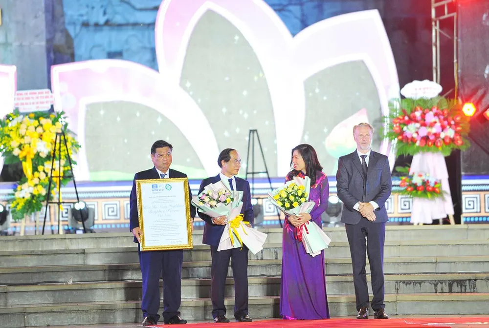 Ông Christian Manhart, Trưởng đại diện Văn phòng UNESCO tại Việt Nam công bố và trao quyết định công nhận khu dự trữ sinh quyển thế giới Cao nguyên Kon Hà Nừng cho tỉnh Gia Lai. Ông Christian Manhart, Trưởng đại diện Văn phòng UNESCO tại Việt Nam công bố và trao quyết định công nhận khu dự trữ sinh quyển thế giới Cao nguyên Kon Hà Nừng cho tỉnh Gia Lai.