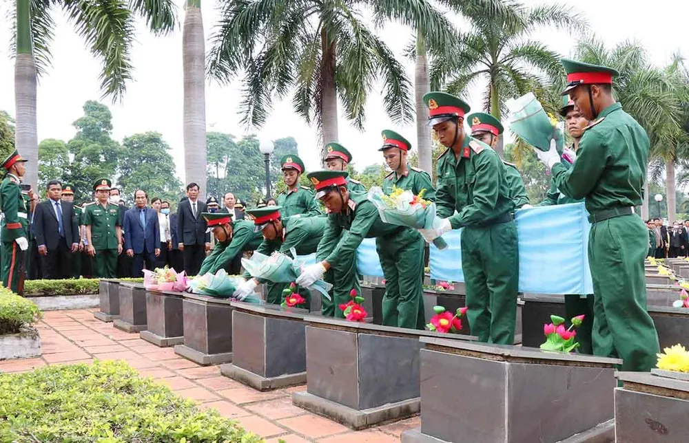 Lễ viếng, lễ truy điệu và an táng 18 liệt sĩ được tổ chức long trọng tại Nghĩa trang Liệt sĩ huyện Đức Cơ. Lễ viếng, lễ truy điệu và an táng 18 liệt sĩ được tổ chức long trọng tại Nghĩa trang Liệt sĩ huyện Đức Cơ.