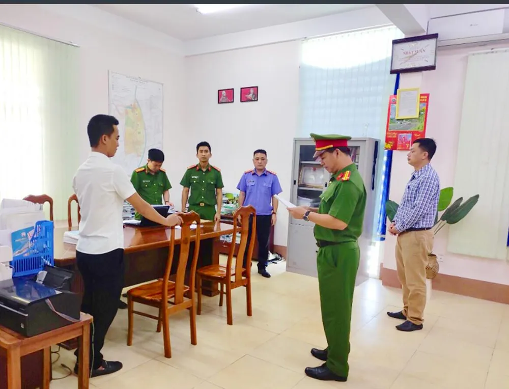 Cơ quan CSĐT Công an tỉnh Gia Lai tống đạt quyết định khởi tố. Ảnh: CA Gia Lai Cơ quan CSĐT Công an tỉnh Gia Lai tống đạt quyết định khởi tố. Ảnh: CA Gia Lai