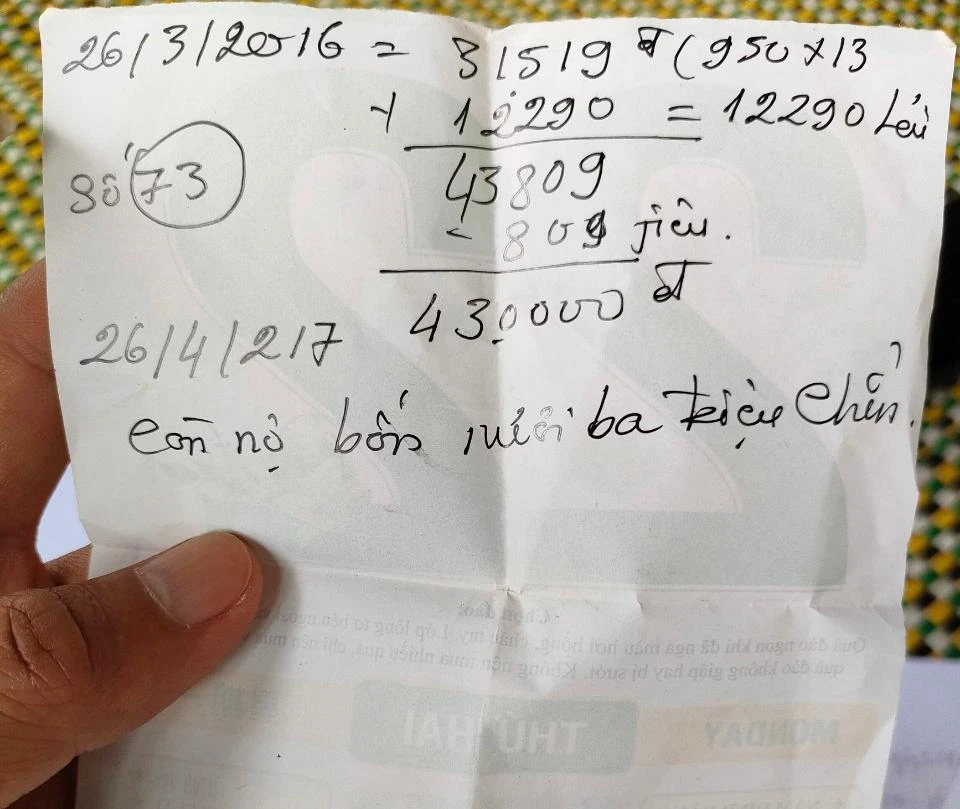 Mảnh giấy nợ của anh A Lun được đánh số 73 và ghi cắt lãi theo năm. Mảnh giấy nợ của anh A Lun được đánh số 73 và ghi cắt lãi theo năm.