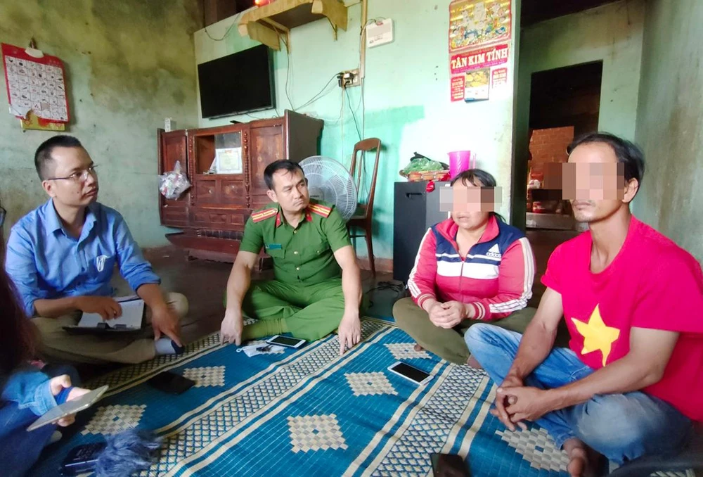 Vợ chồng chị L (ở huyện Mang Yang, Gia Lai) có con đi lao động ở Campuchia, bị ép đòi tiền chuộc 150 triệu đồng mới cho về nước.