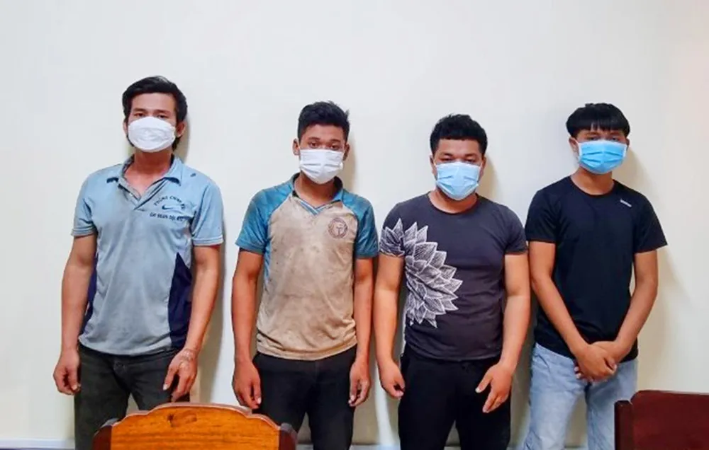 Nhóm Lâm bị công an bắt giữ sau khi đâm nhân viên bảo vệ rừng bị thương. Ảnh: CACC. Nhóm Lâm bị công an bắt giữ sau khi đâm nhân viên bảo vệ rừng bị thương. Ảnh: CACC.