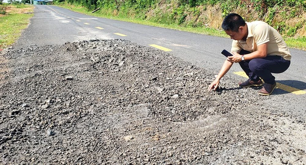Mặt đường quốc lộ hư hỏng một mảng lớn được đơn vị bảo trì xới lên, khắc phục. Mặt đường quốc lộ hư hỏng một mảng lớn được đơn vị bảo trì xới lên, khắc phục.