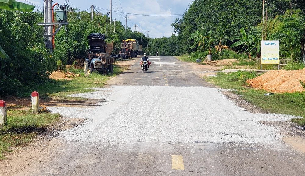 Một đoạn đường trên quốc lộ 14 đã được khắc phục Một đoạn đường trên quốc lộ 14 đã được khắc phục