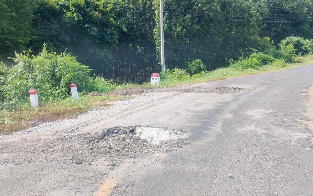 Nhiều ổ gà, ổ voi ngay đoạn cua gấp qua xã Mô Rai, huyện Sa Thầy rất nguy hiểm cho người đi đường. Nhiều ổ gà, ổ voi ngay đoạn cua gấp qua xã Mô Rai, huyện Sa Thầy rất nguy hiểm cho người đi đường.