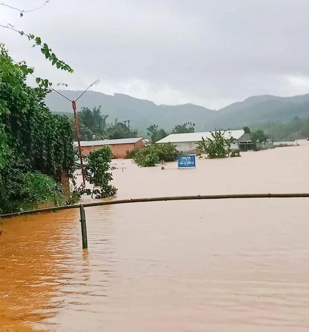 Việc xả lũ gây thiệt hại nặng đối với 62 hộ dân ở vùng lòng hồ thủy điện Đắk Psi 5 và đến nay chưa đền bù xong. Ảnh: LK