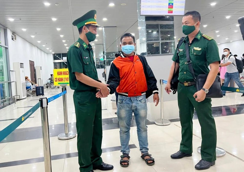 Bộ đội Biên phòng tỉnh Gia Lai giải cứu thành công hai công dân huyện Ia Grai, Gia Lai về quê an toàn. Ảnh: KP