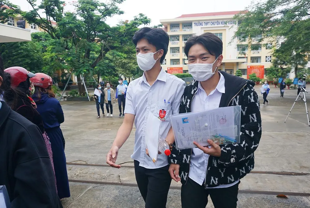 Các thí sinh rời phòng thi với tâm lý rất thỏa mái, sẵn sàng cho môn thi buổi chiều. Ảnh tại điểm thi Trường THPT Chuyên Hùng Vương, TP Pleiku.