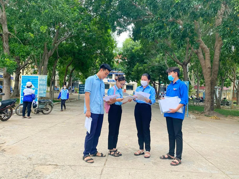 Thí sinh tại điểm thi số 24 Trường THPT Lý Thường Kiệt, thị xã Ayun Pa, Gia Lai vui vẻ trao đổi bài thi sau khi thi môn đầu tiên. Bài thi được đánh giá phù hợp.