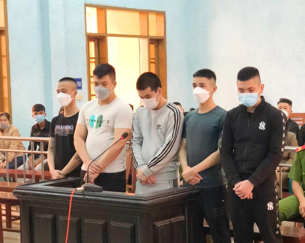 Các bị cáo tại tòa. Ảnh RH