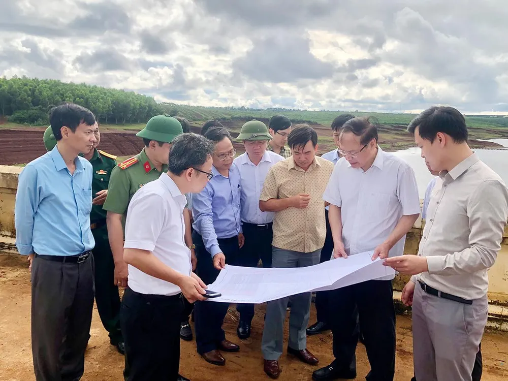 Thứ trưởng Lê Công Thành kiểm tra hồ đập tại huyện Chư Sê, Gia Lai.