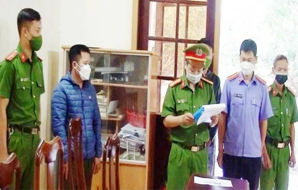 Một nhân viên quản lý rừng của Công ty Lâm nghiệp bị bắt. Một nhân viên quản lý rừng của Công ty Lâm nghiệp bị bắt.