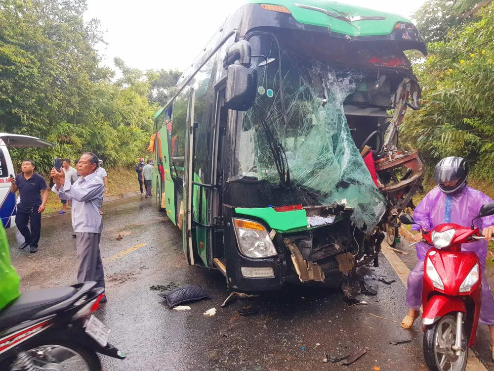 Đầu xe khách vỡ nát sau cú tông vào xe container. Ảnh: CTV