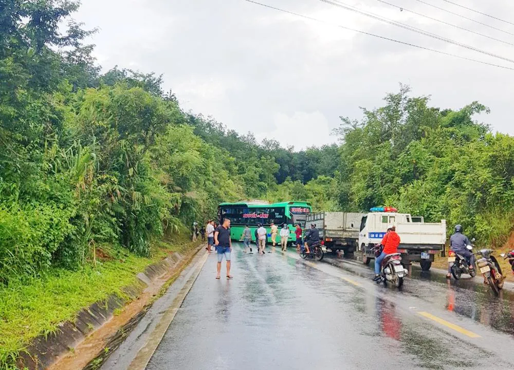 Vụ tai nạn khiến các phương tiện lưu thông bị ùn ứ.